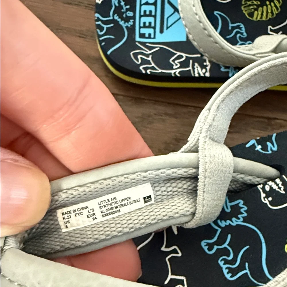 NWOB Reef Kids Dinosaur Print Flip Flops Sandals Size 8